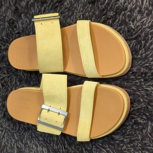 NWOT Platform leather Yellow canary Sorel sandals